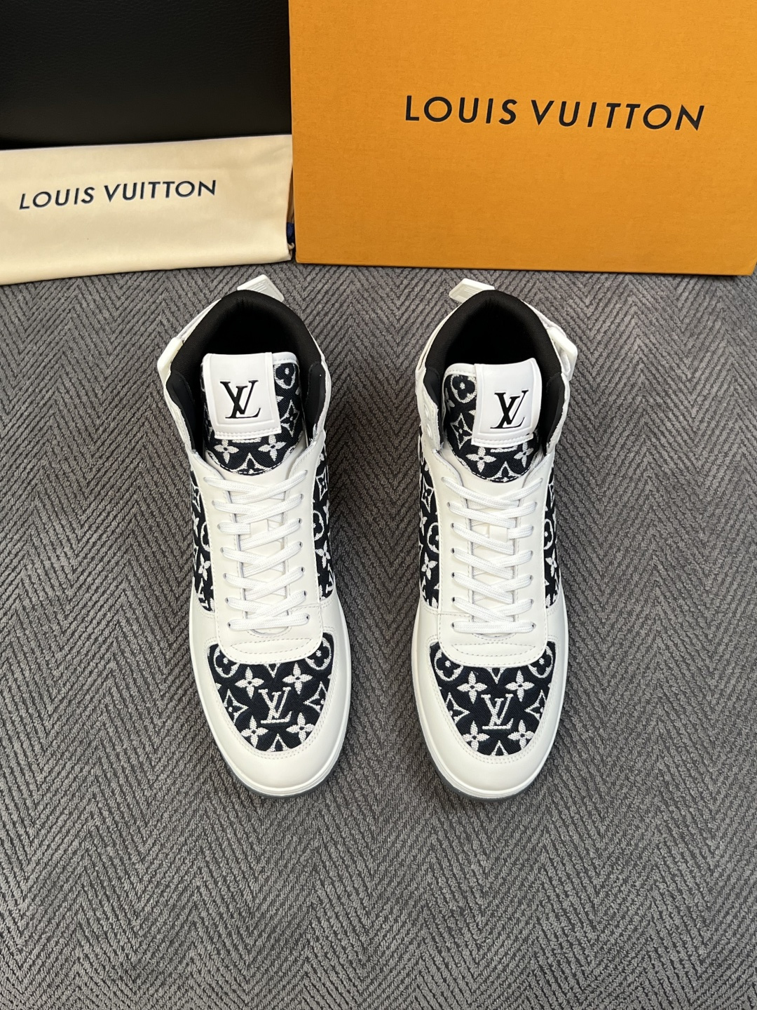 Lv   高品质  顶级工艺品  路易威登，靴子专柜同步，鞋面意大利进口，高品质拼接缤纷色彩复杂工艺品，进口水染牛皮垫网