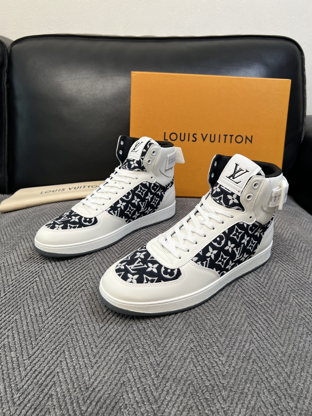 Lv   高品质  顶级工艺品  路易威登，靴子专柜同步，鞋面意大利进口，高品质拼接缤纷色彩复杂工艺品，进口水染牛皮垫网