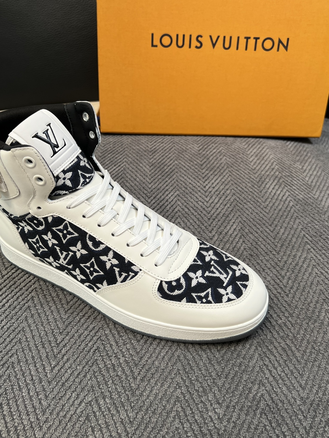 Lv   高品质  顶级工艺品  路易威登，靴子专柜同步，鞋面意大利进口，高品质拼接缤纷色彩复杂工艺品，进口水染牛皮垫网