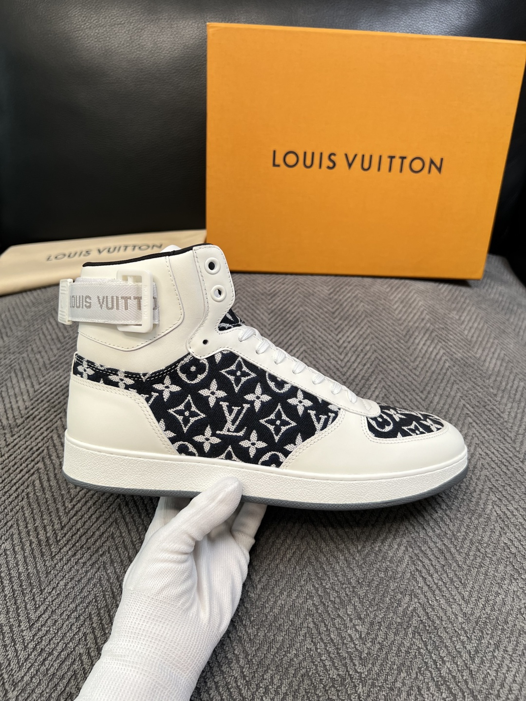 Lv   高品质  顶级工艺品  路易威登，靴子专柜同步，鞋面意大利进口，高品质拼接缤纷色彩复杂工艺品，进口水染牛皮垫网