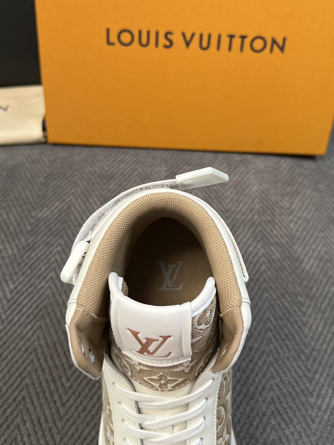 Lv   高品质  顶级工艺品  路易威登，靴子专柜同步，鞋面意大利进口，高品质拼接缤纷色彩复杂工艺品，进口水染牛皮垫网