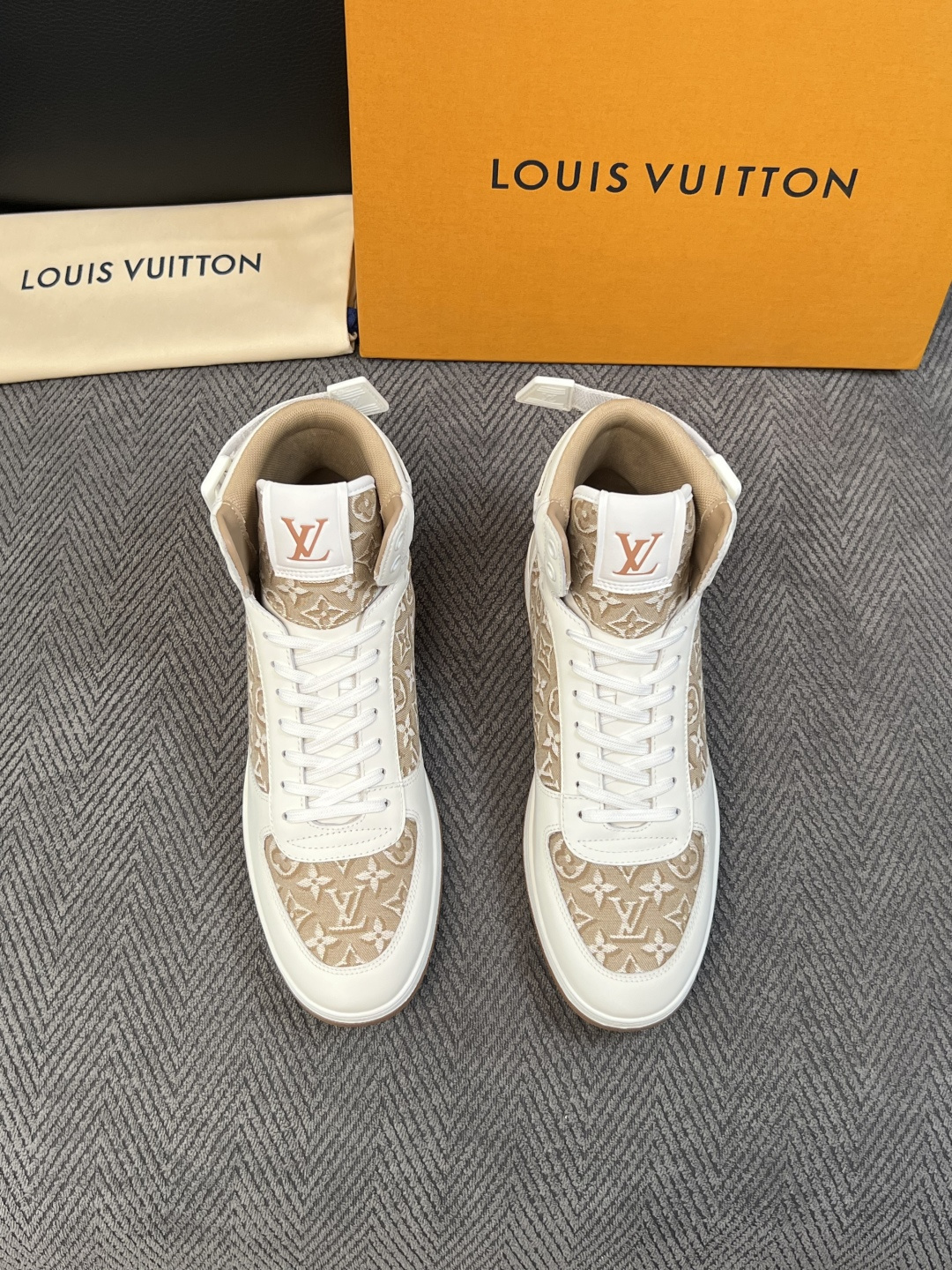 Lv   高品质  顶级工艺品  路易威登，靴子专柜同步，鞋面意大利进口，高品质拼接缤纷色彩复杂工艺品，进口水染牛皮垫网