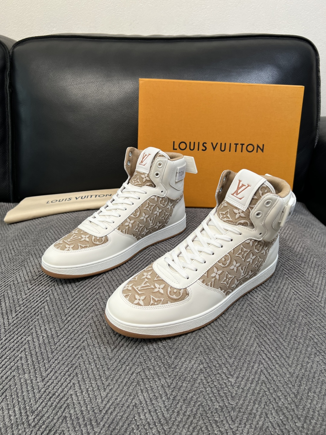 Lv   高品质  顶级工艺品  路易威登，靴子专柜同步，鞋面意大利进口，高品质拼接缤纷色彩复杂工艺品，进口水染牛皮垫网