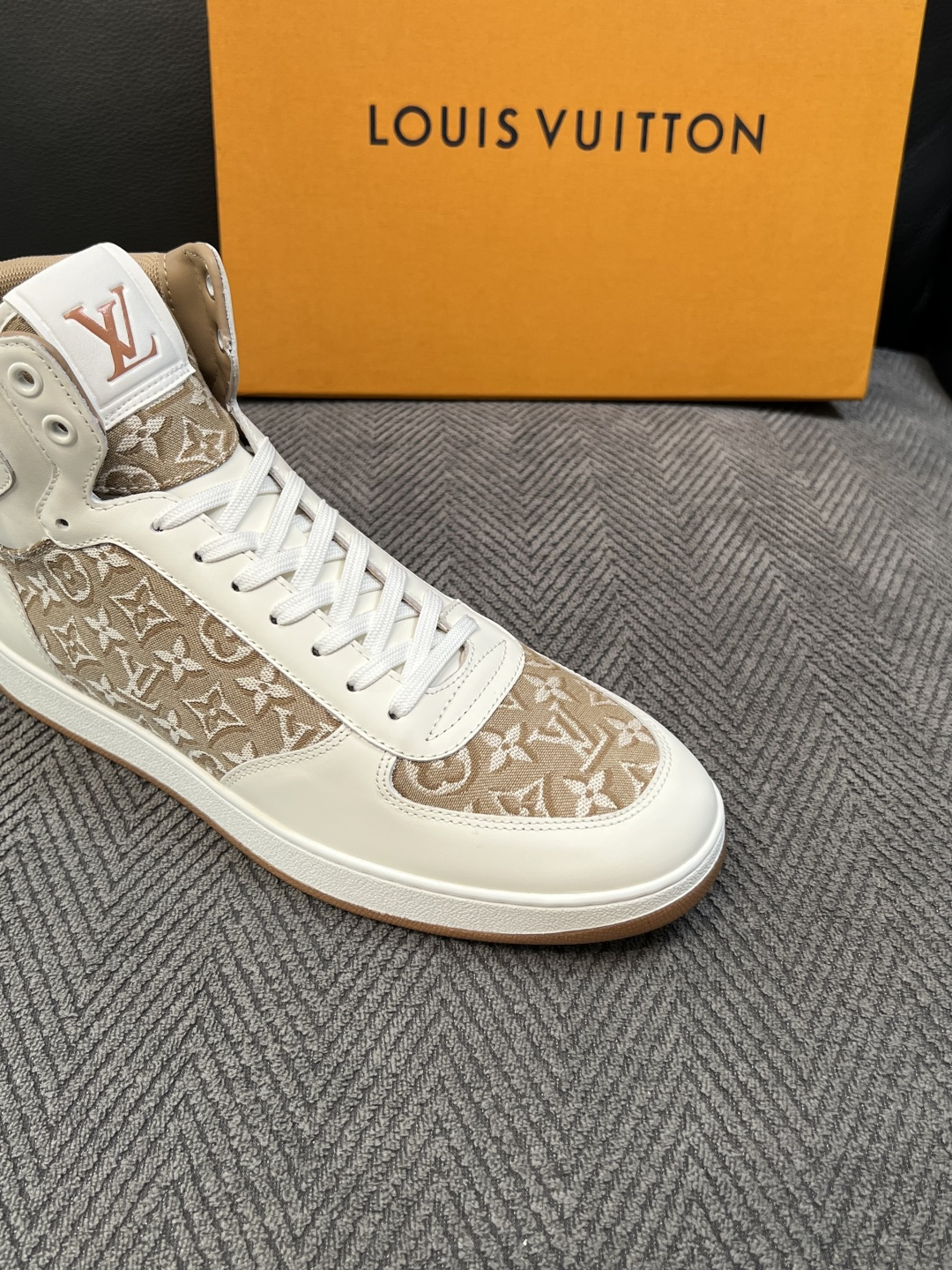 Lv   高品质  顶级工艺品  路易威登，靴子专柜同步，鞋面意大利进口，高品质拼接缤纷色彩复杂工艺品，进口水染牛皮垫网