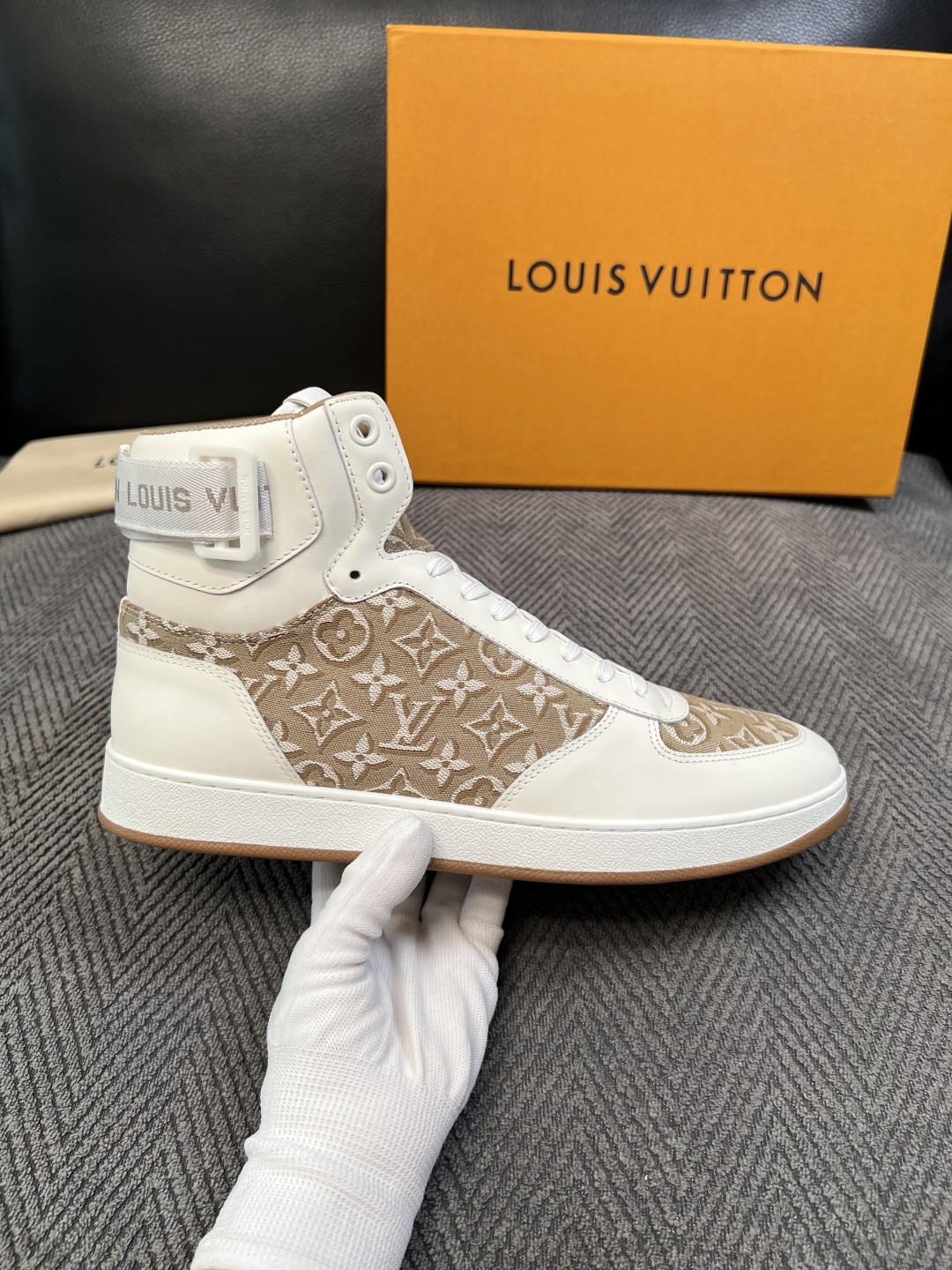 Lv   高品质  顶级工艺品  路易威登，靴子专柜同步，鞋面意大利进口，高品质拼接缤纷色彩复杂工艺品，进口水染牛皮垫网