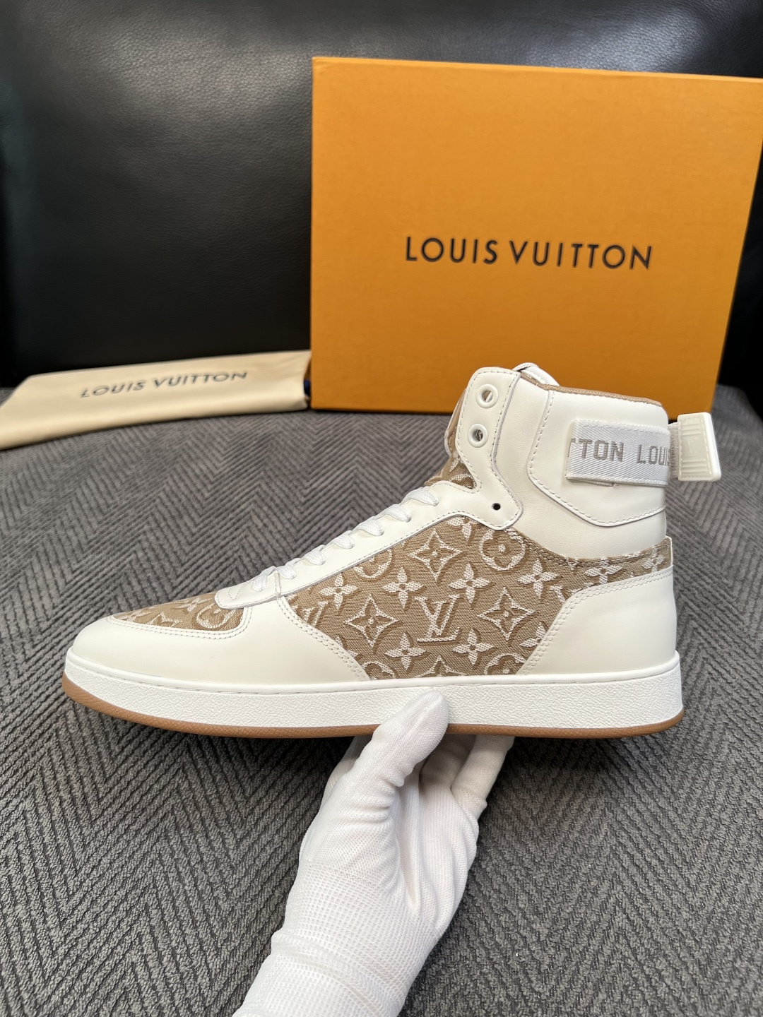Lv   高品质  顶级工艺品  路易威登，靴子专柜同步，鞋面意大利进口，高品质拼接缤纷色彩复杂工艺品，进口水染牛皮垫网
