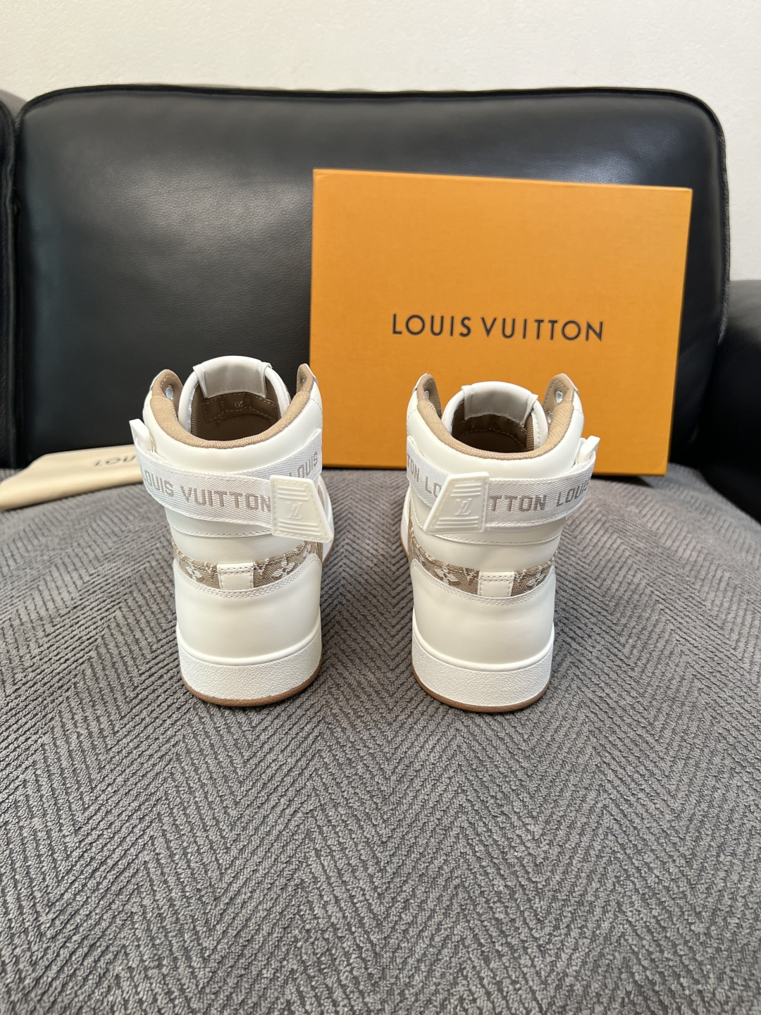 Lv   高品质  顶级工艺品  路易威登，靴子专柜同步，鞋面意大利进口，高品质拼接缤纷色彩复杂工艺品，进口水染牛皮垫网