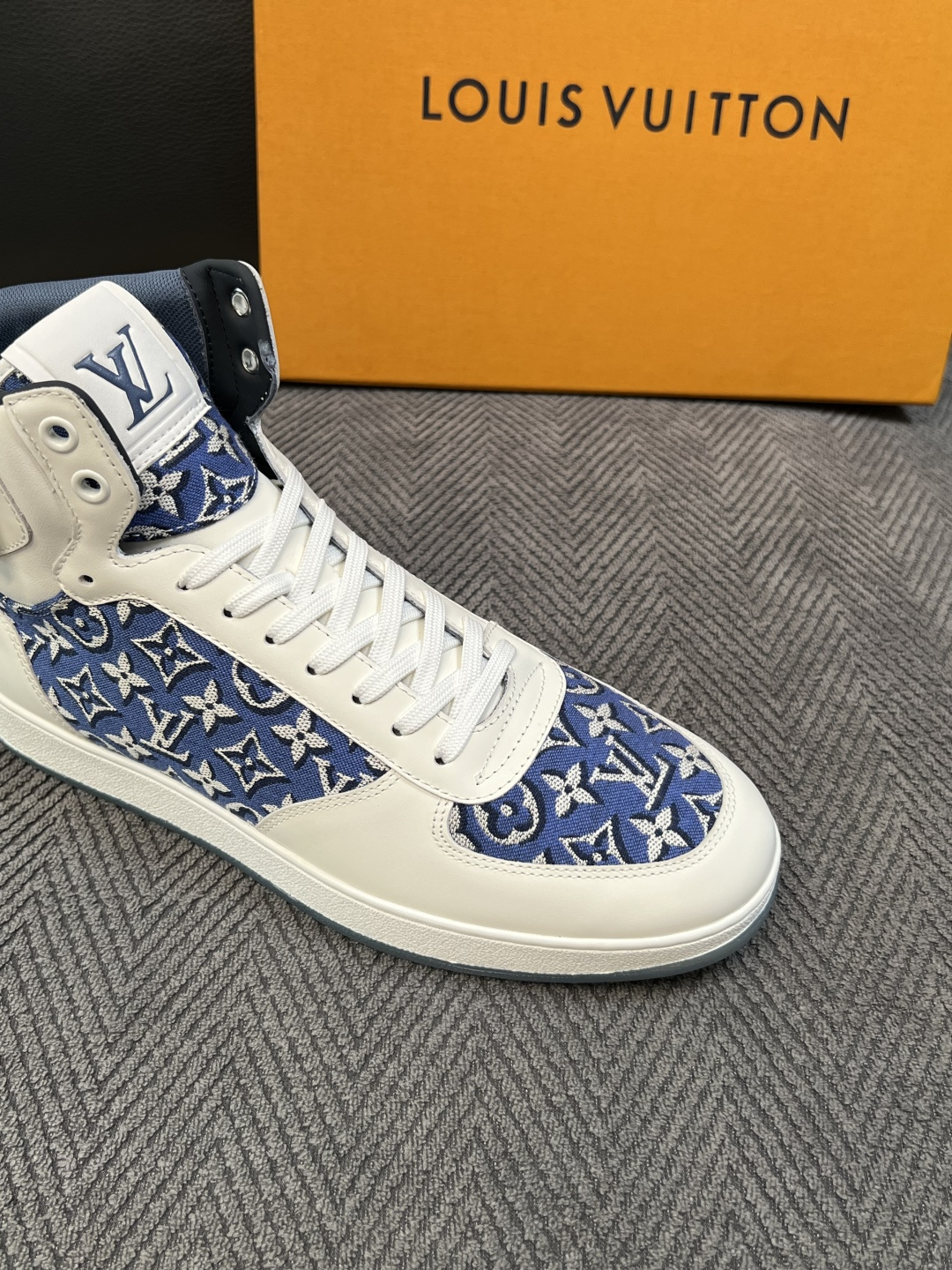 Lv   高品质  顶级工艺品  路易威登，靴子专柜同步，鞋面意大利进口，高品质拼接缤纷色彩复杂工艺品，进口水染牛皮垫网