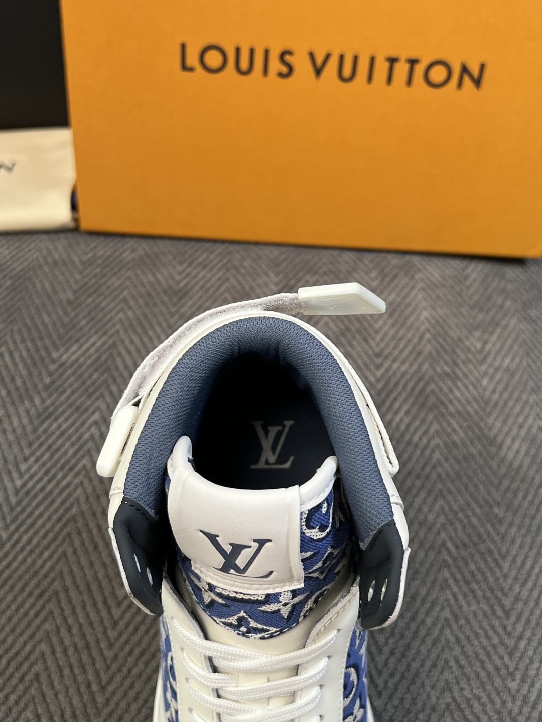 Lv   高品质  顶级工艺品  路易威登，靴子专柜同步，鞋面意大利进口，高品质拼接缤纷色彩复杂工艺品，进口水染牛皮垫网