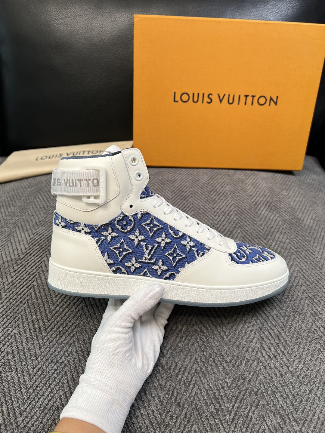 Lv   高品质  顶级工艺品  路易威登，靴子专柜同步，鞋面意大利进口，高品质拼接缤纷色彩复杂工艺品，进口水染牛皮垫网