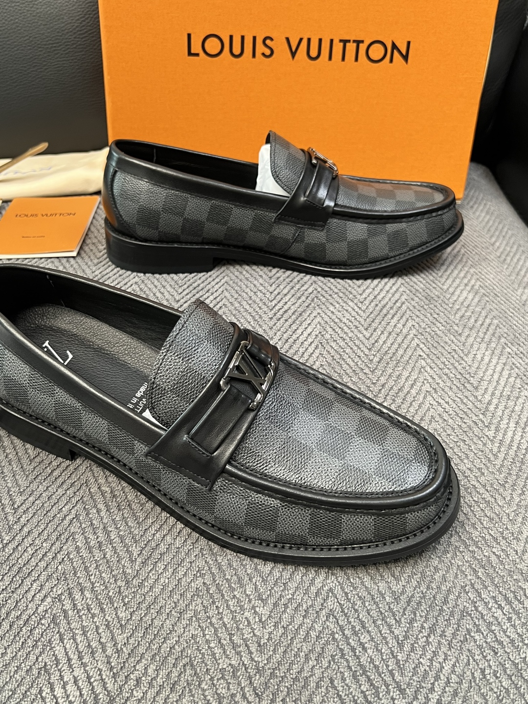 Lv  高品质  顶级工艺品   路易威登 皮鞋专柜同步原厂配置，鞋面意大利进口，进口水染牛皮内里，鞋底：原厂特供原版真