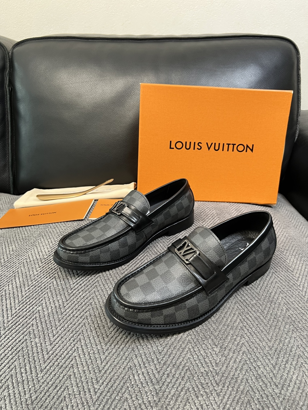 Lv  高品质  顶级工艺品   路易威登 皮鞋专柜同步原厂配置，鞋面意大利进口，进口水染牛皮内里，鞋底：原厂特供原版真
