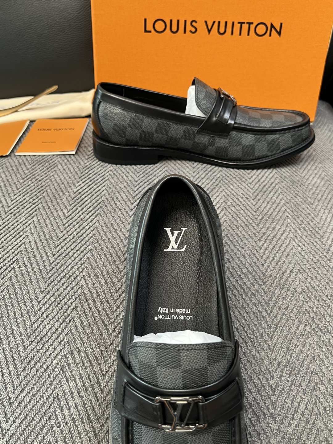Lv  高品质  顶级工艺品   路易威登 皮鞋专柜同步原厂配置，鞋面意大利进口，进口水染牛皮内里，鞋底：原厂特供原版真