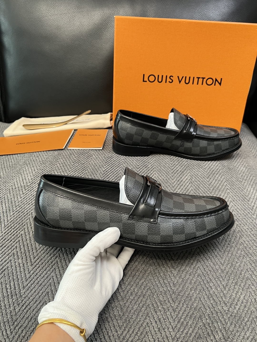 Lv  高品质  顶级工艺品   路易威登 皮鞋专柜同步原厂配置，鞋面意大利进口，进口水染牛皮内里，鞋底：原厂特供原版真