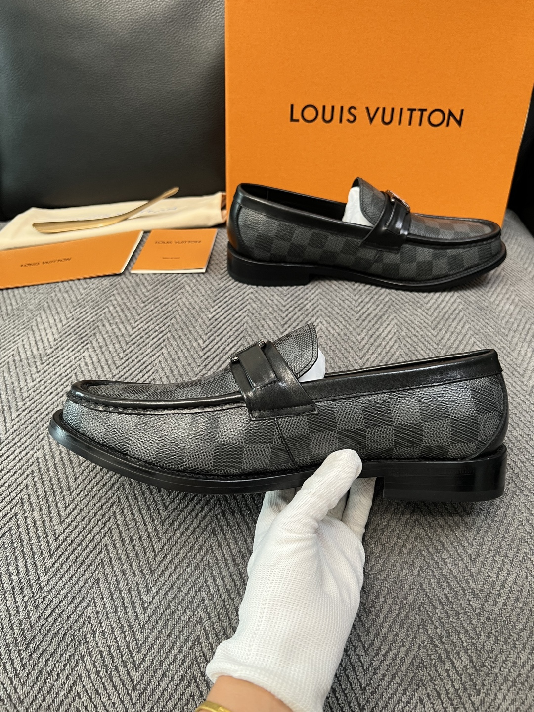 Lv  高品质  顶级工艺品   路易威登 皮鞋专柜同步原厂配置，鞋面意大利进口，进口水染牛皮内里，鞋底：原厂特供原版真