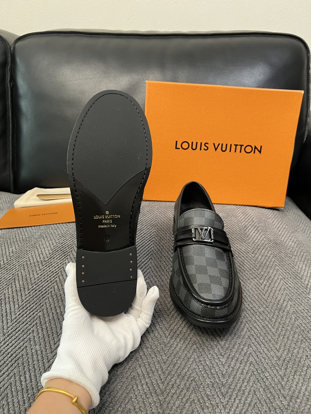 Lv  高品质  顶级工艺品   路易威登 皮鞋专柜同步原厂配置，鞋面意大利进口，进口水染牛皮内里，鞋底：原厂特供原版真