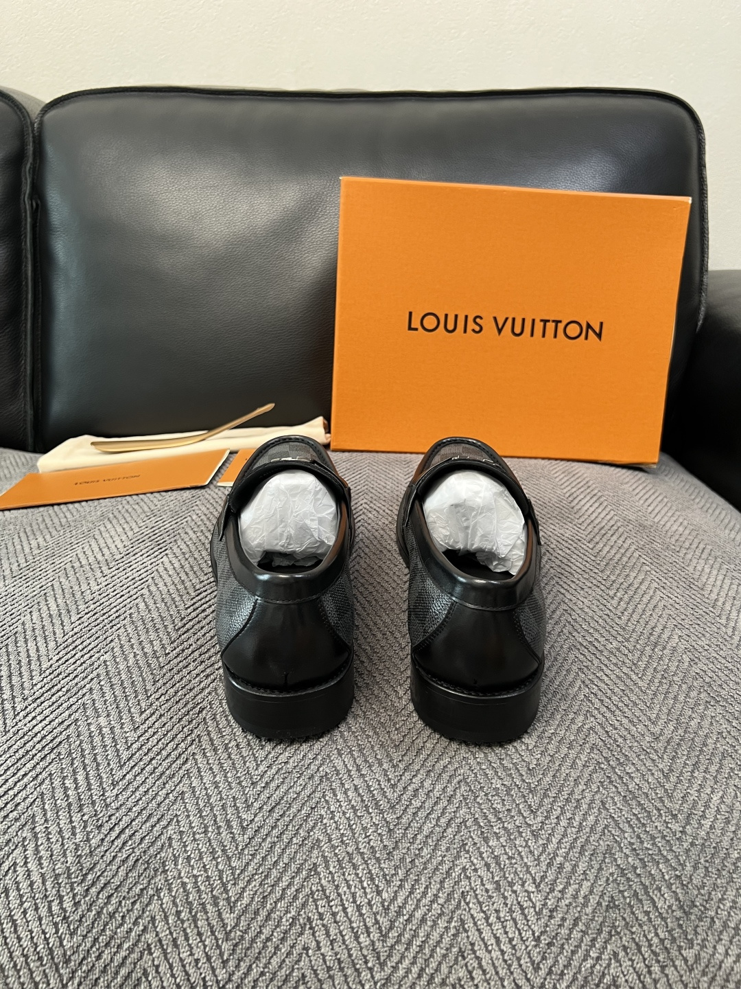 Lv  高品质  顶级工艺品   路易威登 皮鞋专柜同步原厂配置，鞋面意大利进口，进口水染牛皮内里，鞋底：原厂特供原版真