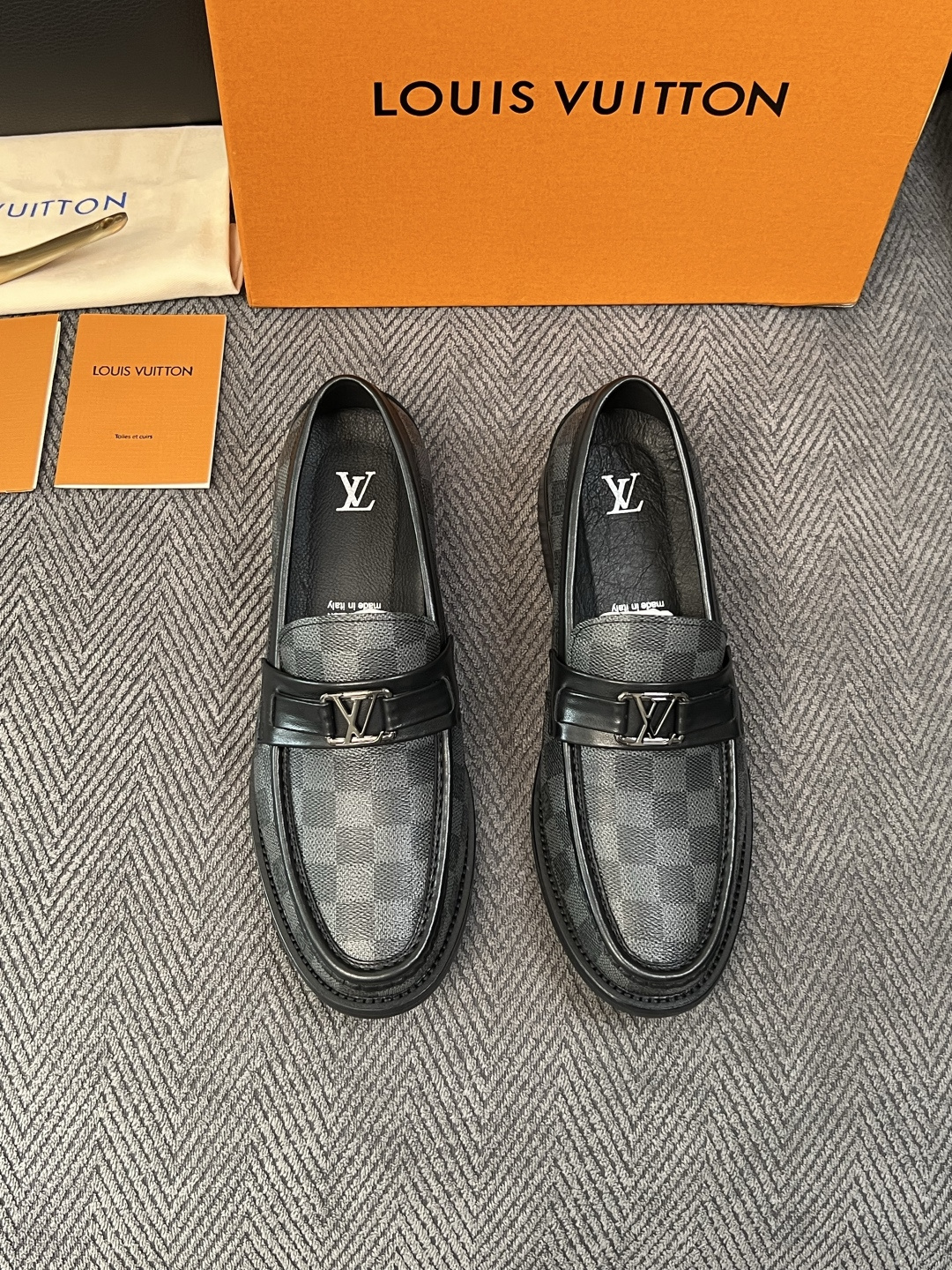 Lv  高品质  顶级工艺品   路易威登 皮鞋专柜同步原厂配置，鞋面意大利进口，进口水染牛皮内里，鞋底：原厂特供原版真