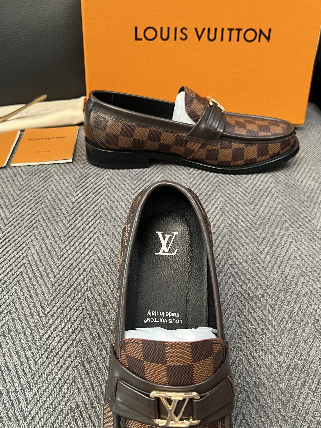 Lv  高品质  顶级工艺品   路易威登 皮鞋专柜同步原厂配置，鞋面意大利进口，进口水染牛皮内里，鞋底：原厂特供原版真