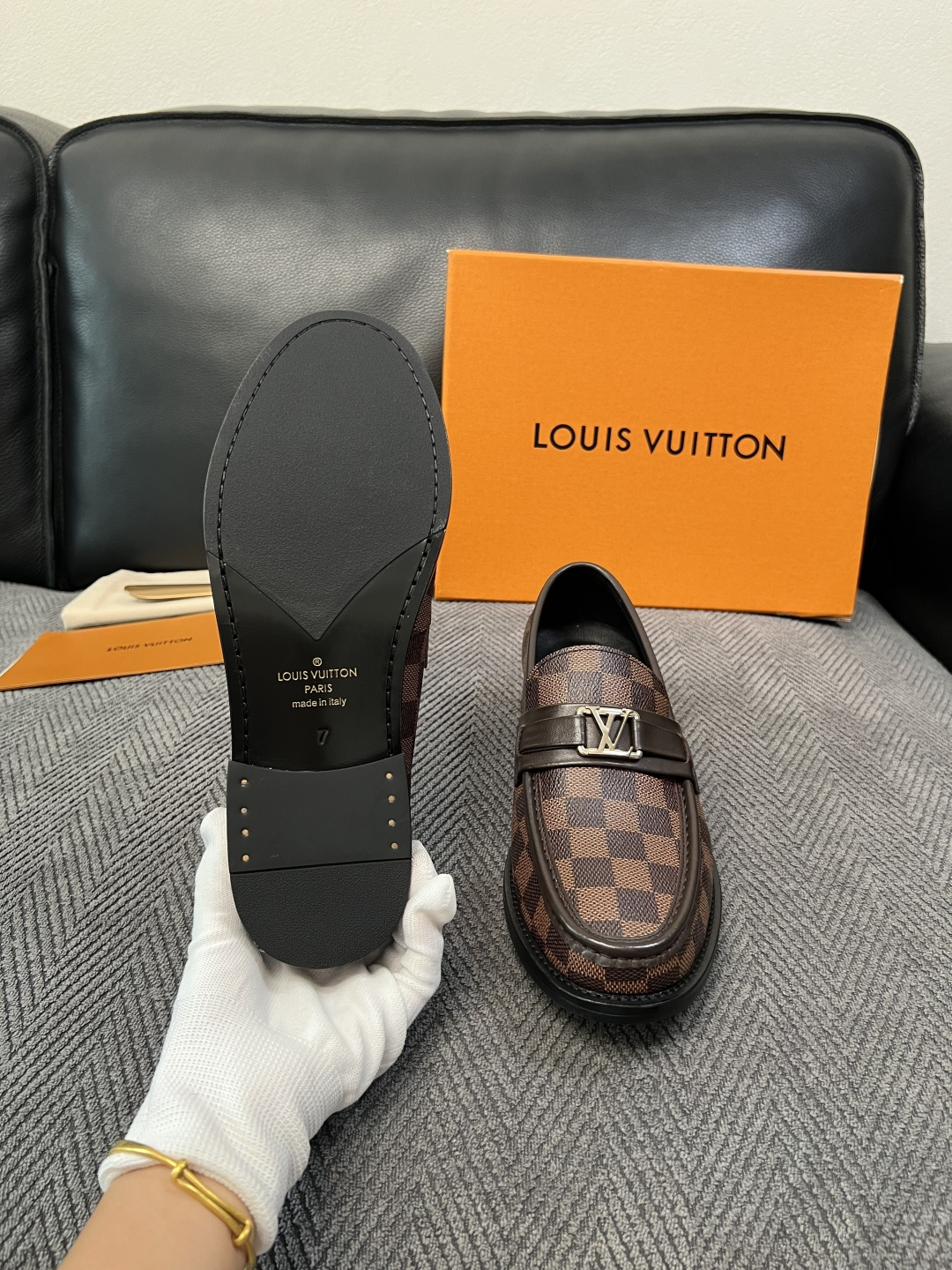 Lv  高品质  顶级工艺品   路易威登 皮鞋专柜同步原厂配置，鞋面意大利进口，进口水染牛皮内里，鞋底：原厂特供原版真