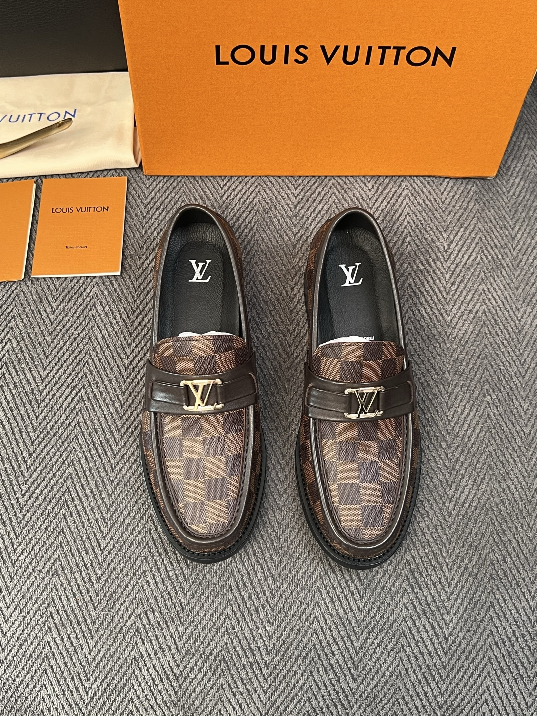 Lv  高品质  顶级工艺品   路易威登 皮鞋专柜同步原厂配置，鞋面意大利进口，进口水染牛皮内里，鞋底：原厂特供原版真