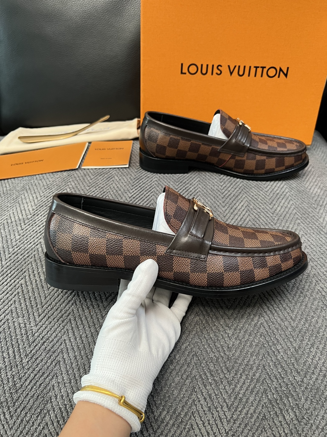 Lv  高品质  顶级工艺品   路易威登 皮鞋专柜同步原厂配置，鞋面意大利进口，进口水染牛皮内里，鞋底：原厂特供原版真