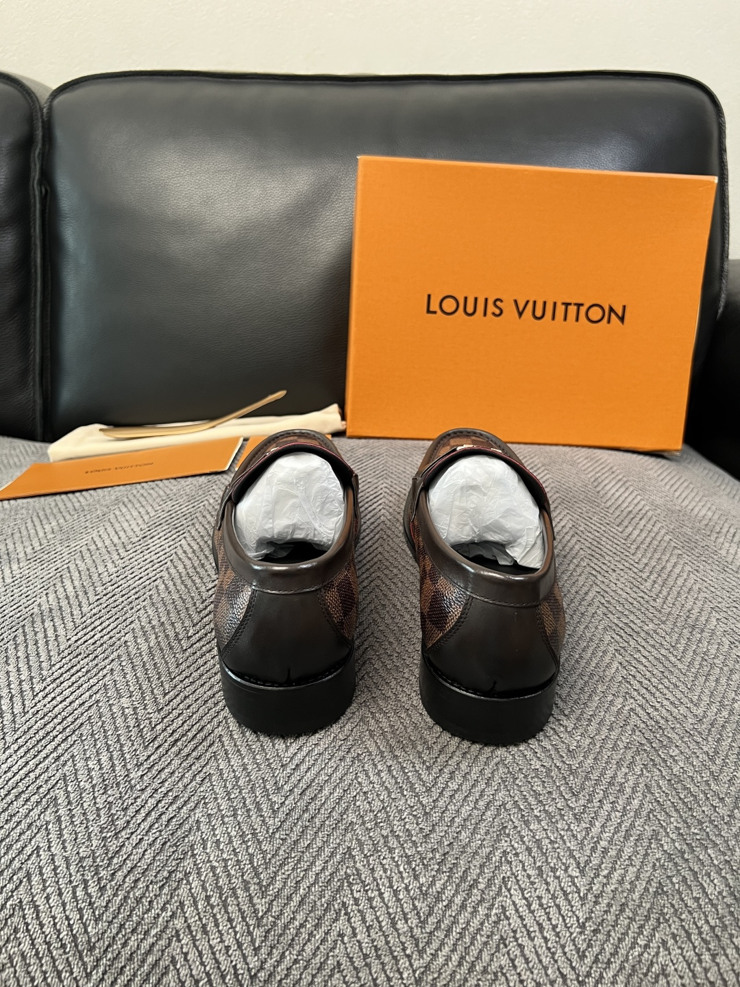 Lv  高品质  顶级工艺品   路易威登 皮鞋专柜同步原厂配置，鞋面意大利进口，进口水染牛皮内里，鞋底：原厂特供原版真