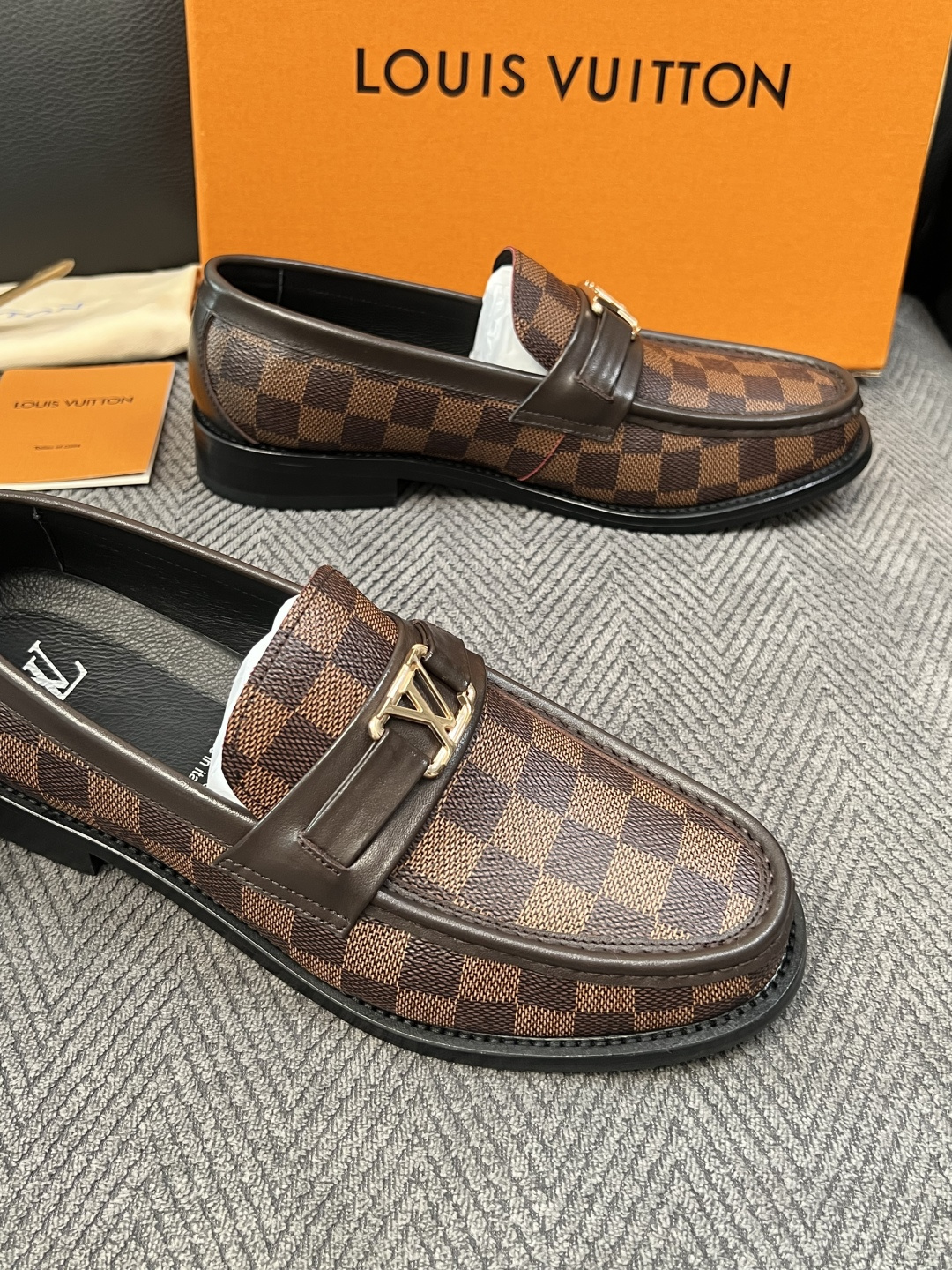 Lv  高品质  顶级工艺品   路易威登 皮鞋专柜同步原厂配置，鞋面意大利进口，进口水染牛皮内里，鞋底：原厂特供原版真