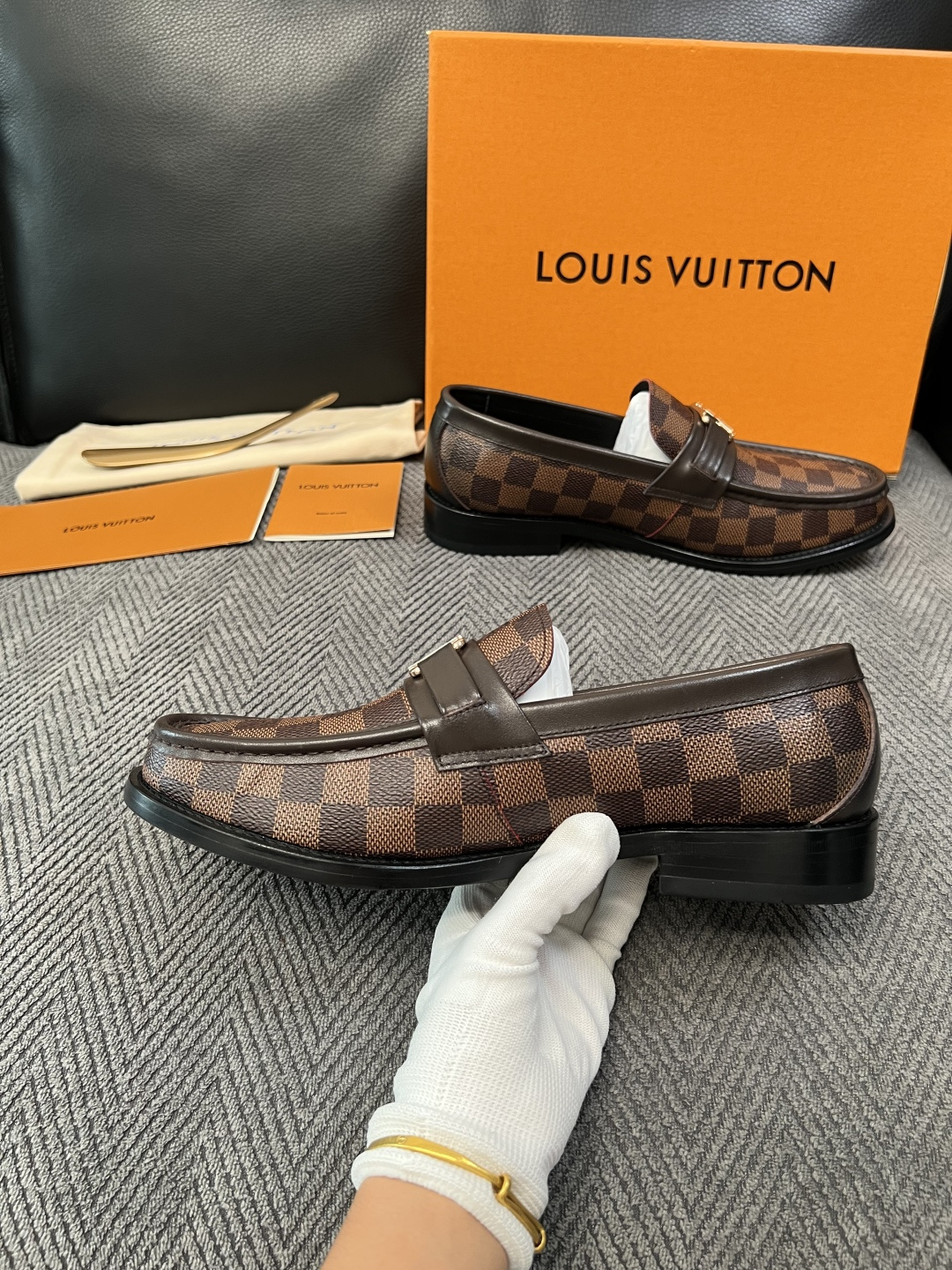 Lv  高品质  顶级工艺品   路易威登 皮鞋专柜同步原厂配置，鞋面意大利进口，进口水染牛皮内里，鞋底：原厂特供原版真