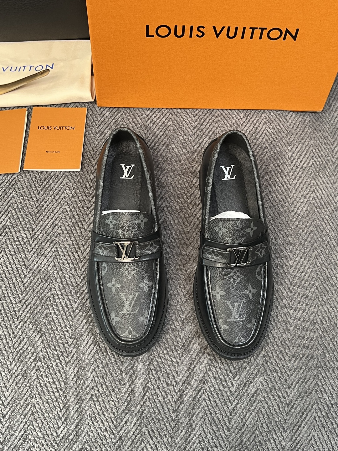 Lv  高品质  顶级工艺品   路易威登 皮鞋专柜同步原厂配置，鞋面意大利进口，进口水染牛皮内里，鞋底：原厂特供原版真