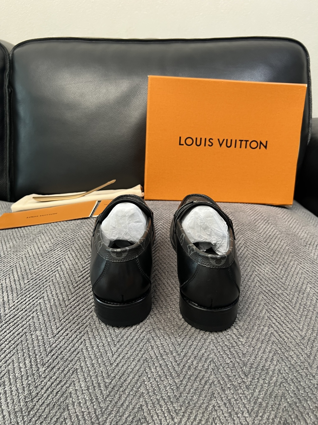 Lv  高品质  顶级工艺品   路易威登 皮鞋专柜同步原厂配置，鞋面意大利进口，进口水染牛皮内里，鞋底：原厂特供原版真