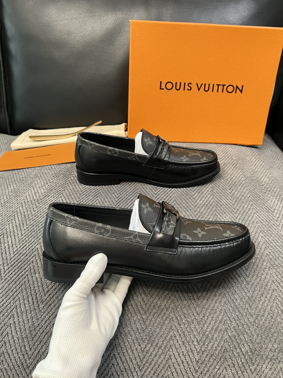 Lv  高品质  顶级工艺品   路易威登 皮鞋专柜同步原厂配置，鞋面意大利进口，进口水染牛皮内里，鞋底：原厂特供原版真