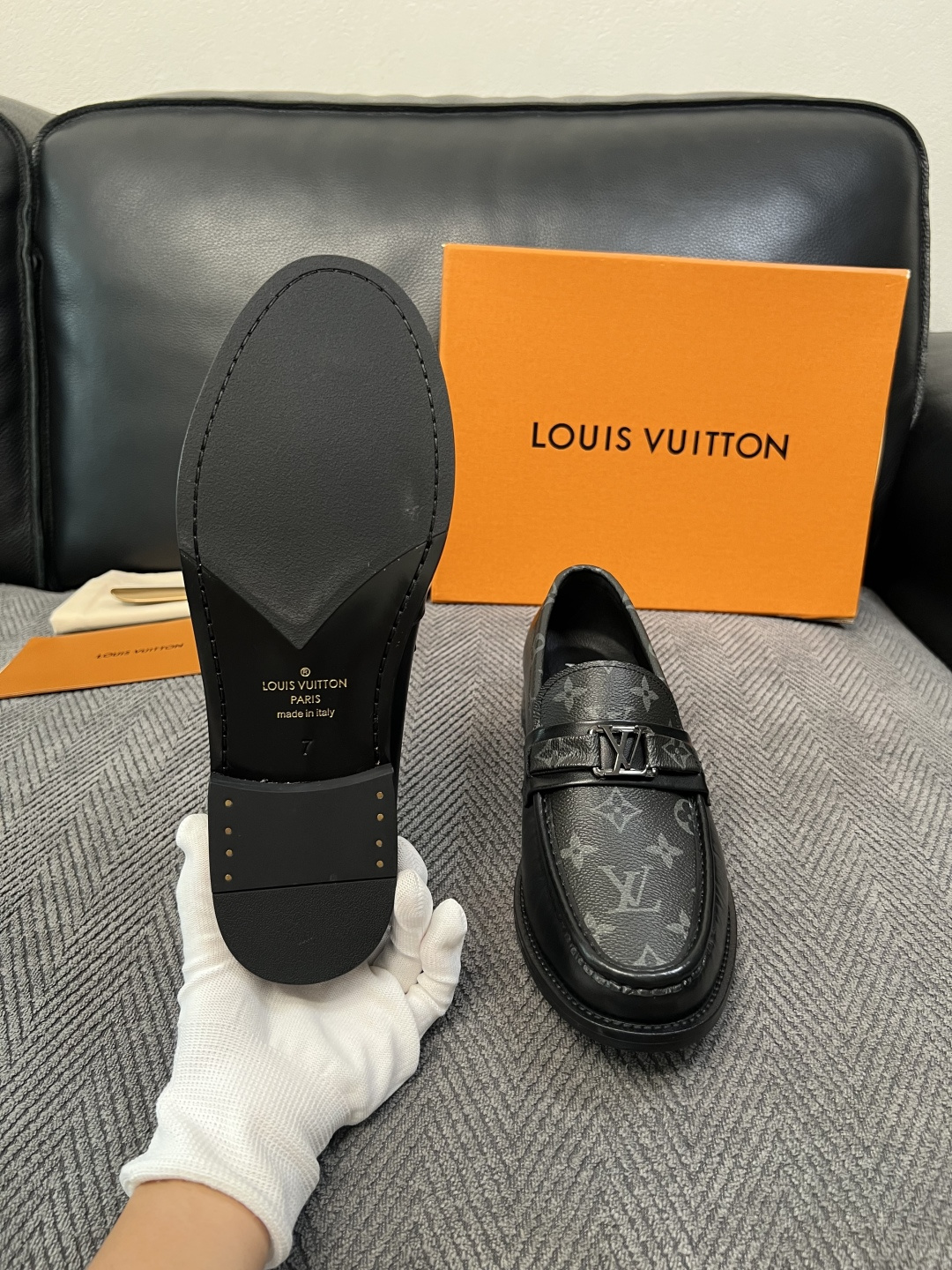 Lv  高品质  顶级工艺品   路易威登 皮鞋专柜同步原厂配置，鞋面意大利进口，进口水染牛皮内里，鞋底：原厂特供原版真