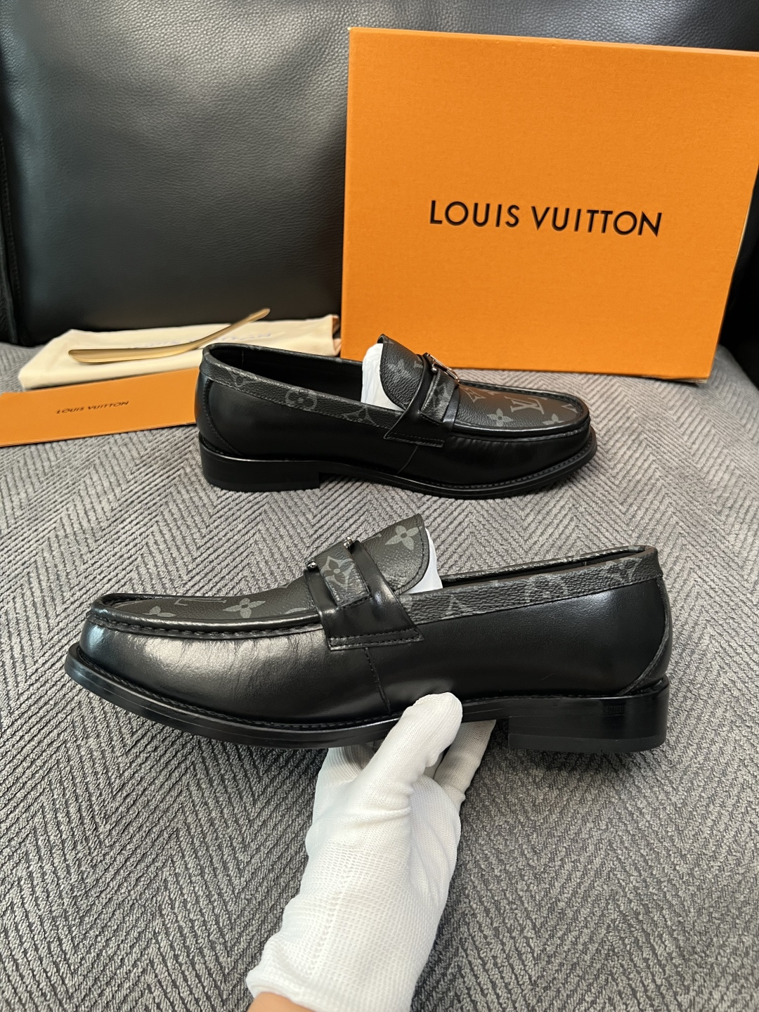 Lv  高品质  顶级工艺品   路易威登 皮鞋专柜同步原厂配置，鞋面意大利进口，进口水染牛皮内里，鞋底：原厂特供原版真