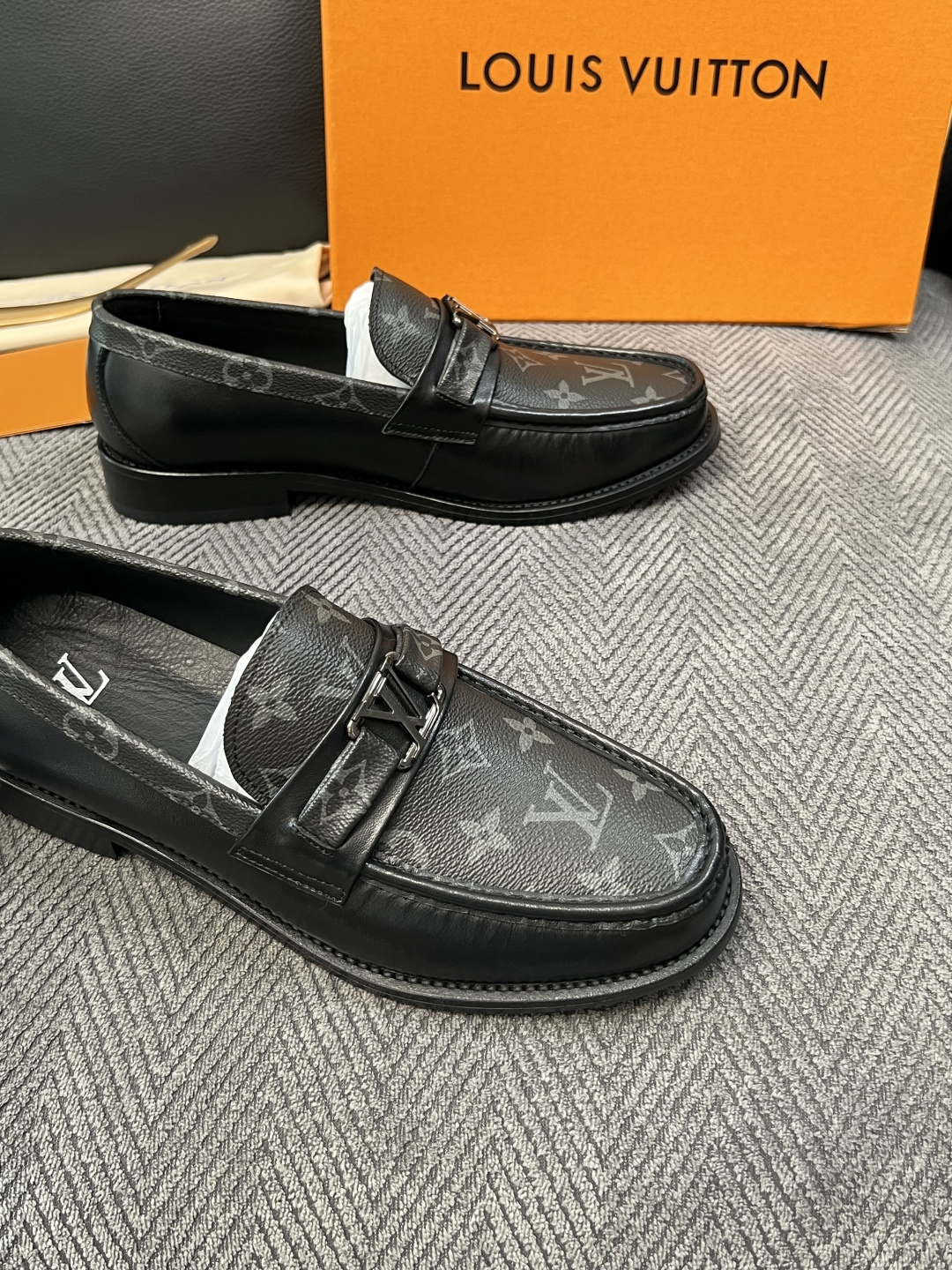 Lv  高品质  顶级工艺品   路易威登 皮鞋专柜同步原厂配置，鞋面意大利进口，进口水染牛皮内里，鞋底：原厂特供原版真