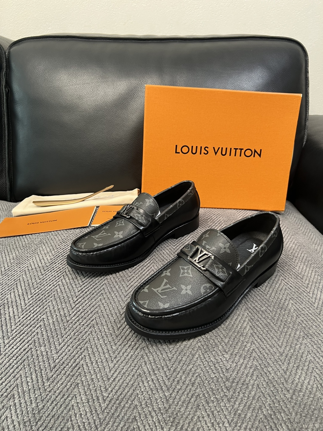 Lv  高品质  顶级工艺品   路易威登 皮鞋专柜同步原厂配置，鞋面意大利进口，进口水染牛皮内里，鞋底：原厂特供原版真