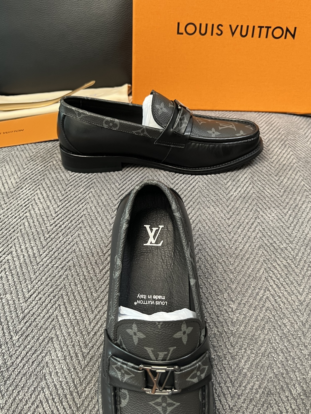 Lv  高品质  顶级工艺品   路易威登 皮鞋专柜同步原厂配置，鞋面意大利进口，进口水染牛皮内里，鞋底：原厂特供原版真