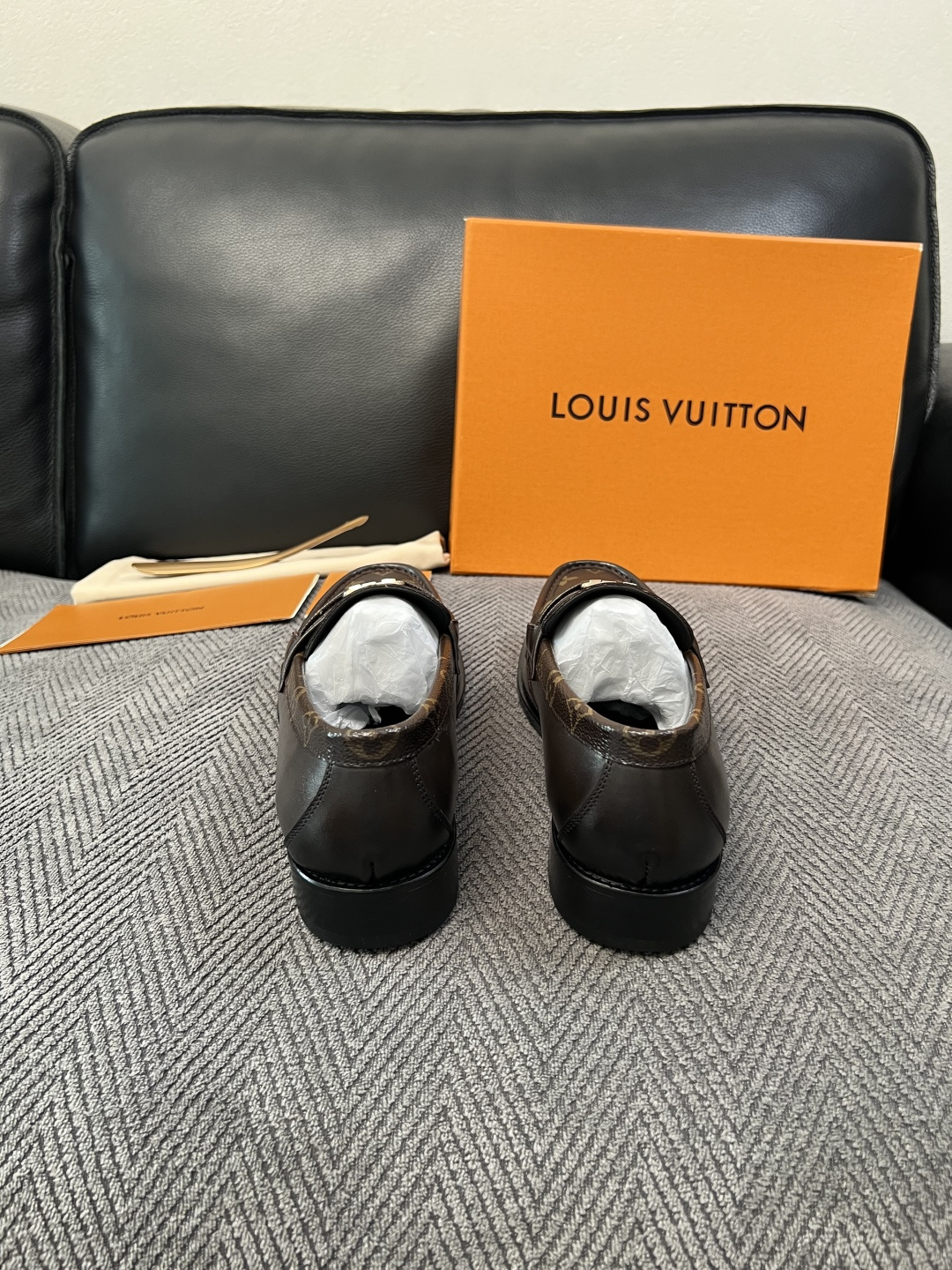 Lv  高品质  顶级工艺品   路易威登 皮鞋专柜同步原厂配置，鞋面意大利进口，进口水染牛皮内里，鞋底：原厂特供原版真
