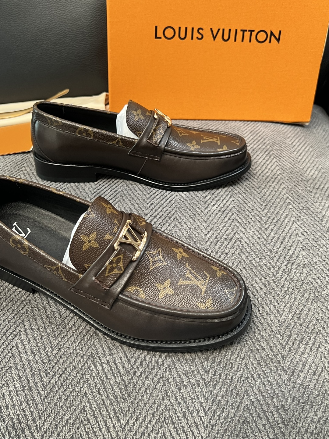 Lv  高品质  顶级工艺品   路易威登 皮鞋专柜同步原厂配置，鞋面意大利进口，进口水染牛皮内里，鞋底：原厂特供原版真