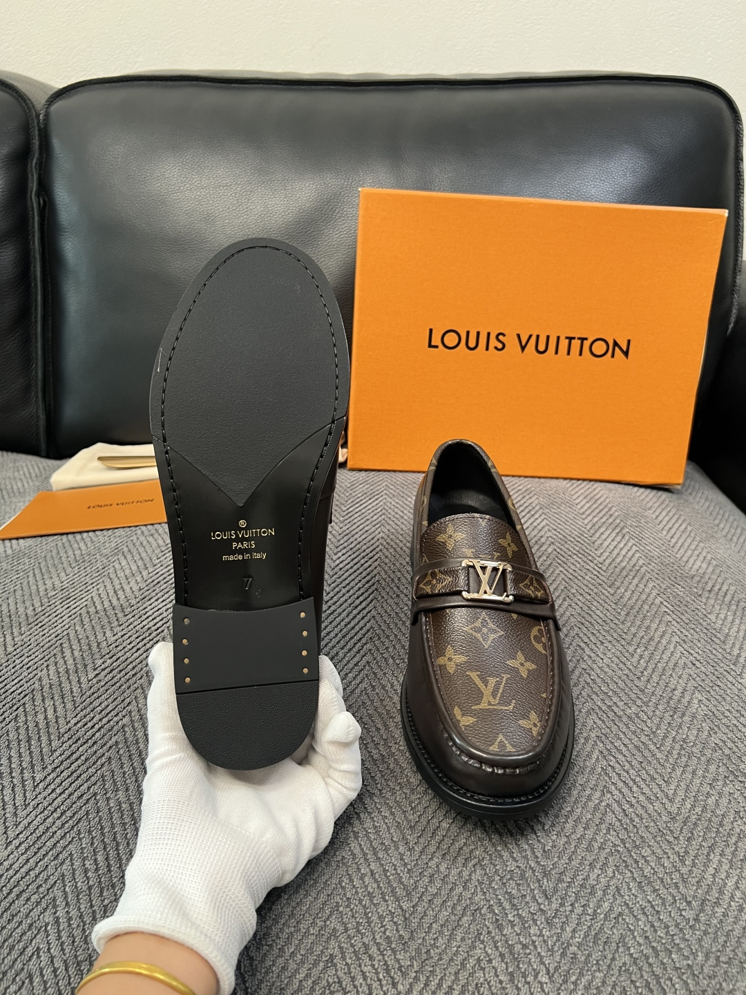 Lv  高品质  顶级工艺品   路易威登 皮鞋专柜同步原厂配置，鞋面意大利进口，进口水染牛皮内里，鞋底：原厂特供原版真