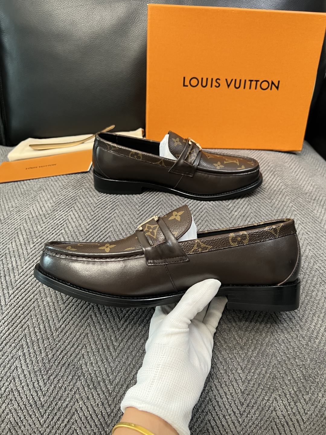 Lv  高品质  顶级工艺品   路易威登 皮鞋专柜同步原厂配置，鞋面意大利进口，进口水染牛皮内里，鞋底：原厂特供原版真