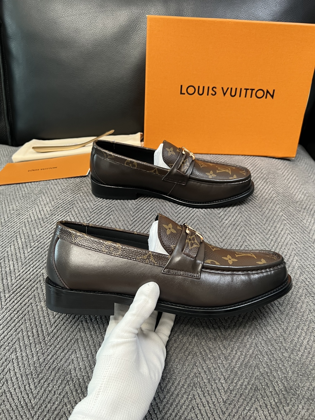 Lv  高品质  顶级工艺品   路易威登 皮鞋专柜同步原厂配置，鞋面意大利进口，进口水染牛皮内里，鞋底：原厂特供原版真