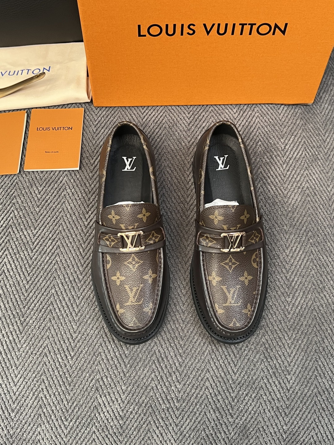 Lv  高品质  顶级工艺品   路易威登 皮鞋专柜同步原厂配置，鞋面意大利进口，进口水染牛皮内里，鞋底：原厂特供原版真