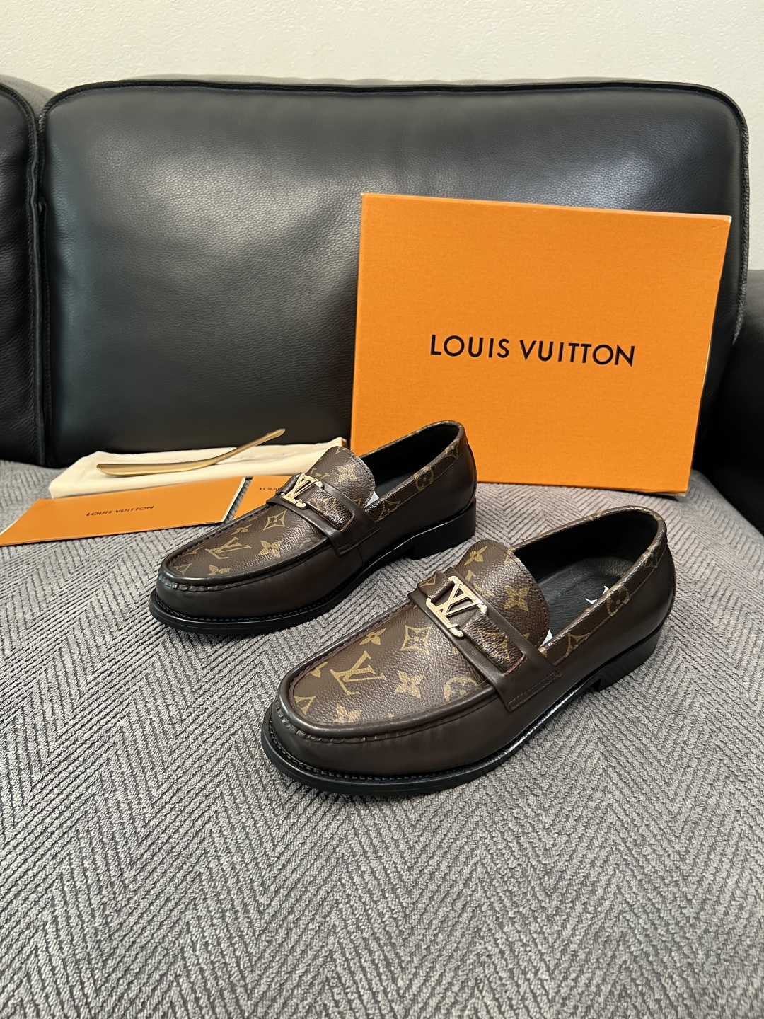 Lv  高品质  顶级工艺品   路易威登 皮鞋专柜同步原厂配置，鞋面意大利进口，进口水染牛皮内里，鞋底：原厂特供原版真