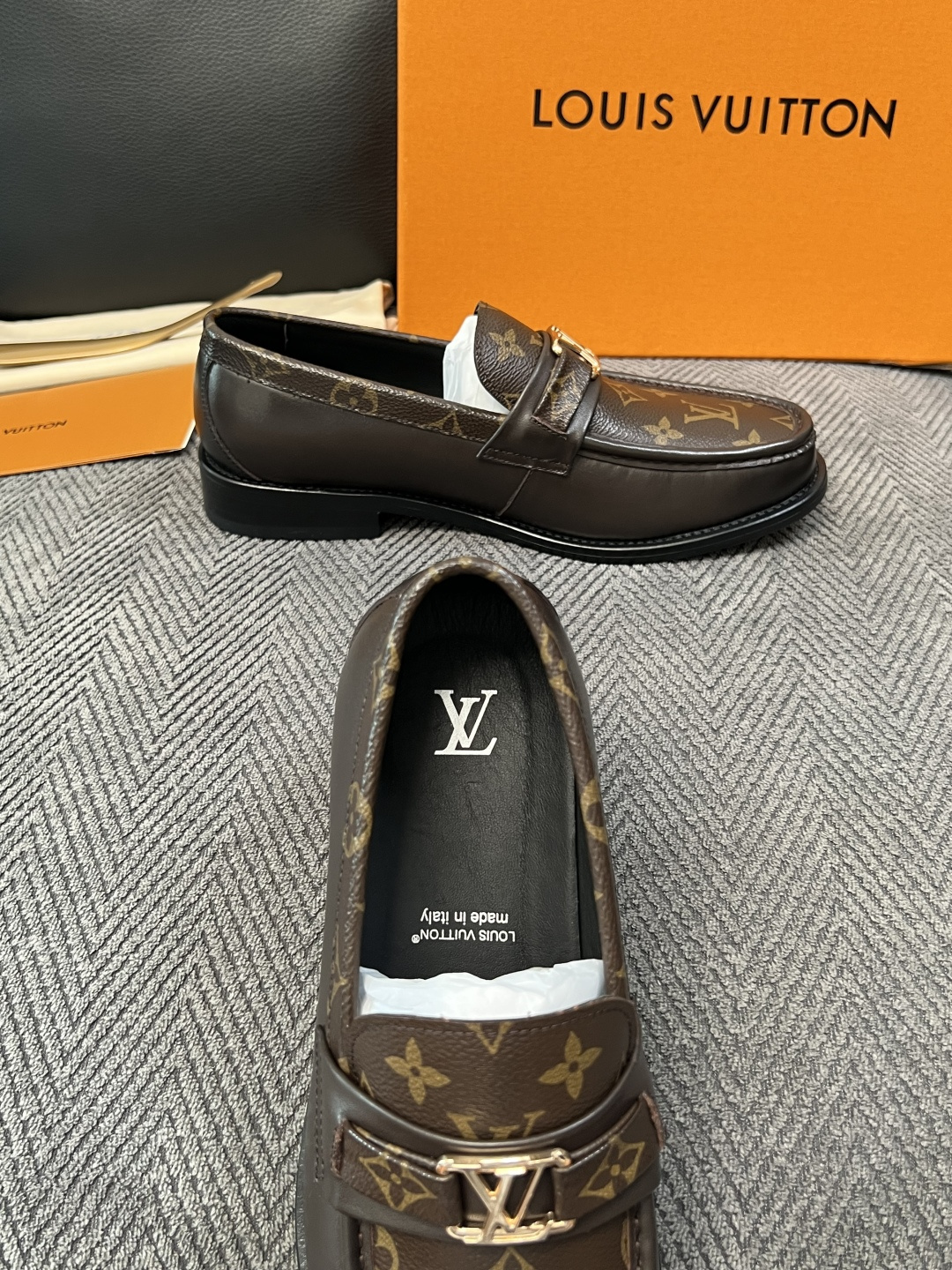 Lv  高品质  顶级工艺品   路易威登 皮鞋专柜同步原厂配置，鞋面意大利进口，进口水染牛皮内里，鞋底：原厂特供原版真