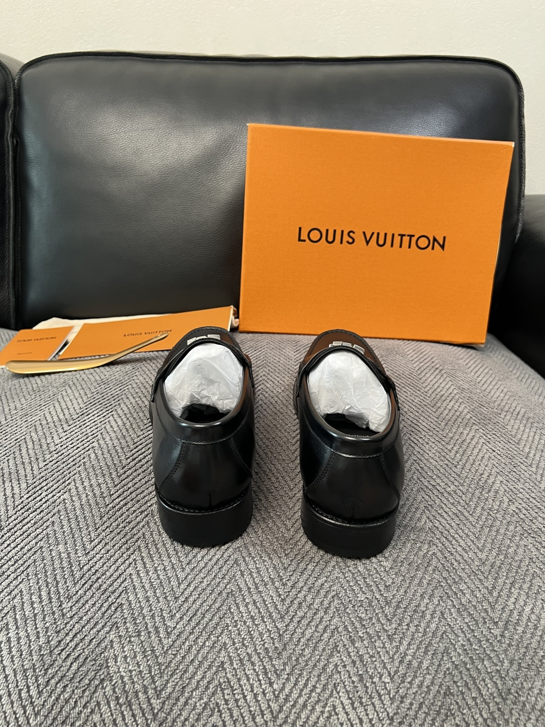 Lv  高品质  顶级工艺品   路易威登 皮鞋专柜同步原厂配置，鞋面意大利进口，进口水染牛皮内里，鞋底：原厂特供原版真