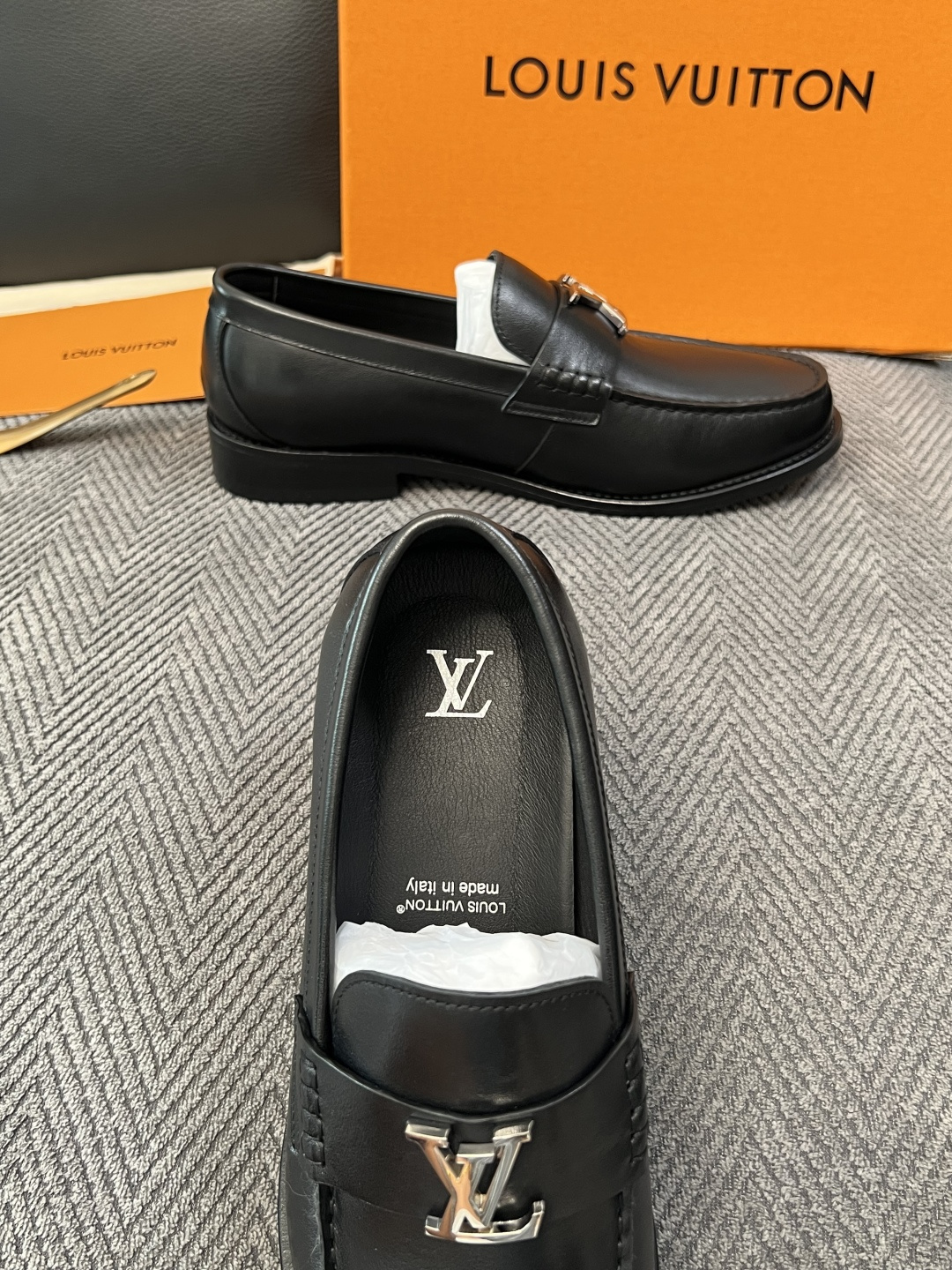 Lv  高品质  顶级工艺品   路易威登 皮鞋专柜同步原厂配置，鞋面意大利进口，进口水染牛皮内里，鞋底：原厂特供原版真