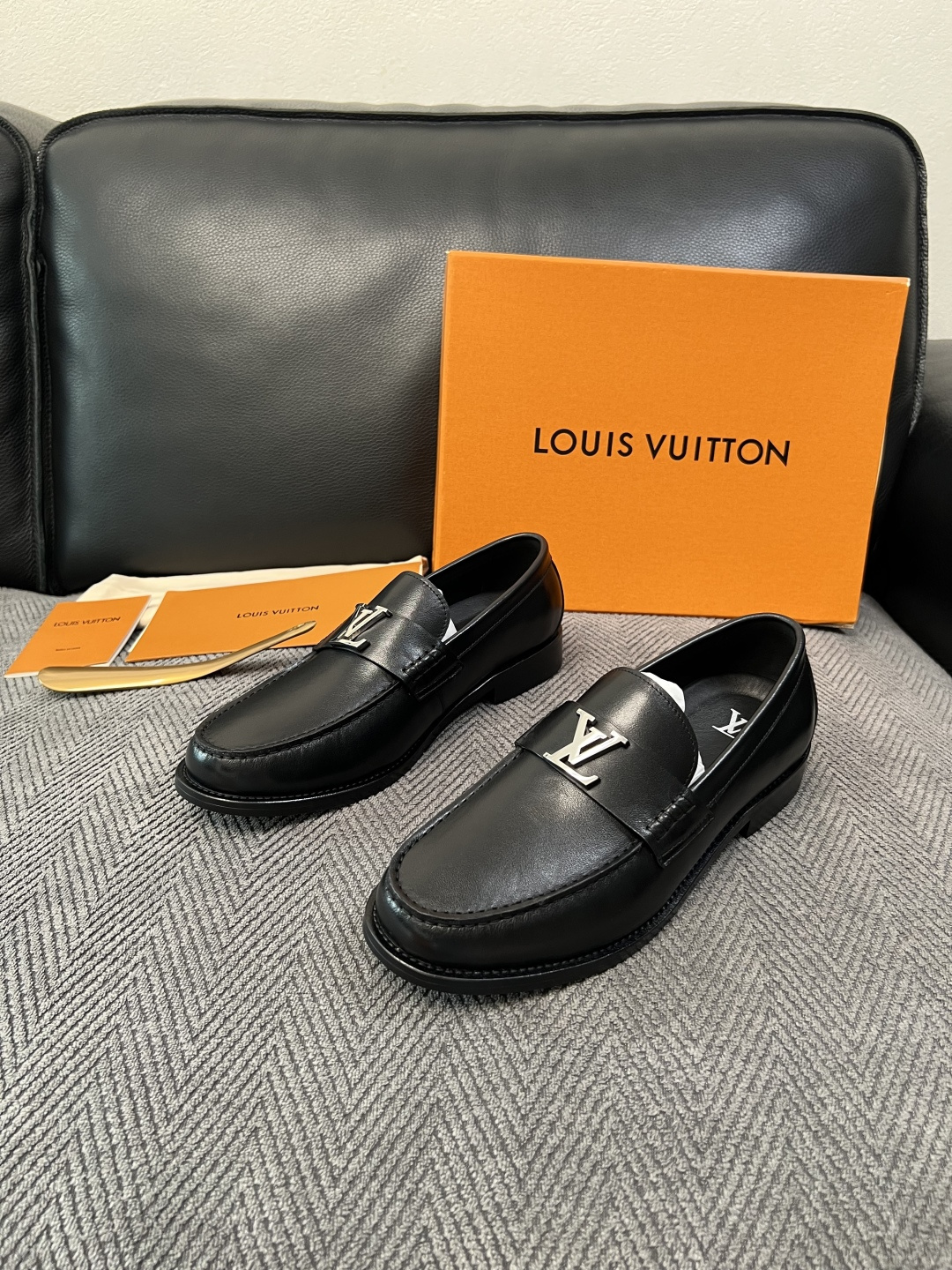 Lv  高品质  顶级工艺品   路易威登 皮鞋专柜同步原厂配置，鞋面意大利进口，进口水染牛皮内里，鞋底：原厂特供原版真