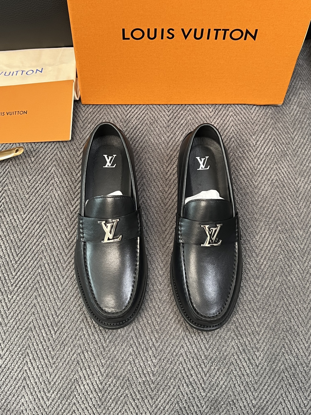 Lv  高品质  顶级工艺品   路易威登 皮鞋专柜同步原厂配置，鞋面意大利进口，进口水染牛皮内里，鞋底：原厂特供原版真