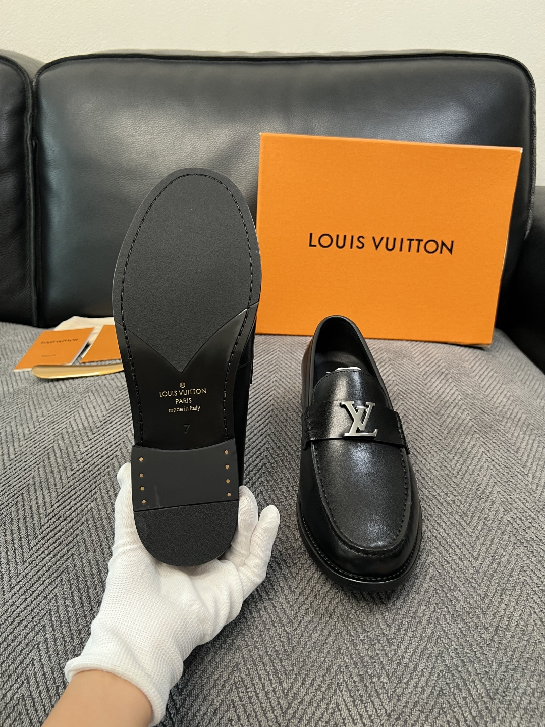 Lv  高品质  顶级工艺品   路易威登 皮鞋专柜同步原厂配置，鞋面意大利进口，进口水染牛皮内里，鞋底：原厂特供原版真